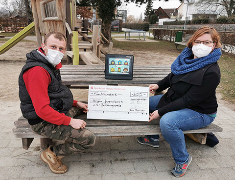 Mara Lindenmayer vom Schulkindergarten im Hegau-Jugendwerk freut sich über die Spende, die ihr Sven Rominger für ein Programm im Bereich der Unterstützten Kommunikation übergibt.